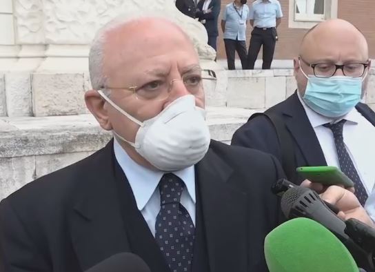 Campania, nuova ordinanza: mascherina obbligatoria all’aperto