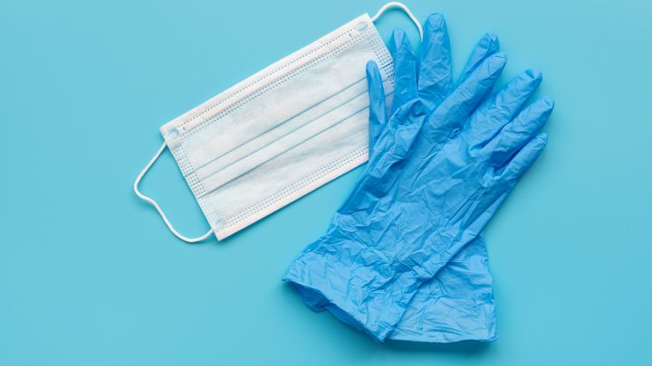 Mascherine e guanti: ecco come smaltirli correttamente