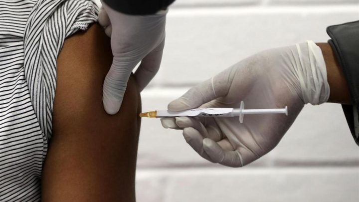 L’Unione Europea spinge per certificato di vaccinazione