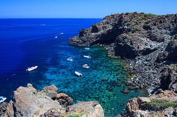 Pantelleria: un’ancora di salvezza nera, blu e verde